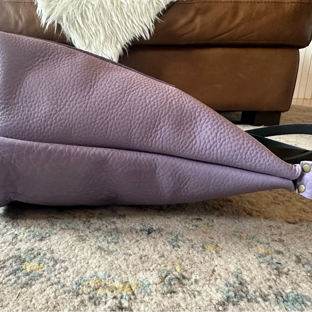 NEW ๐ฆ Portland Leather Large Wisteria Zip Tote - Picture 5 of 16